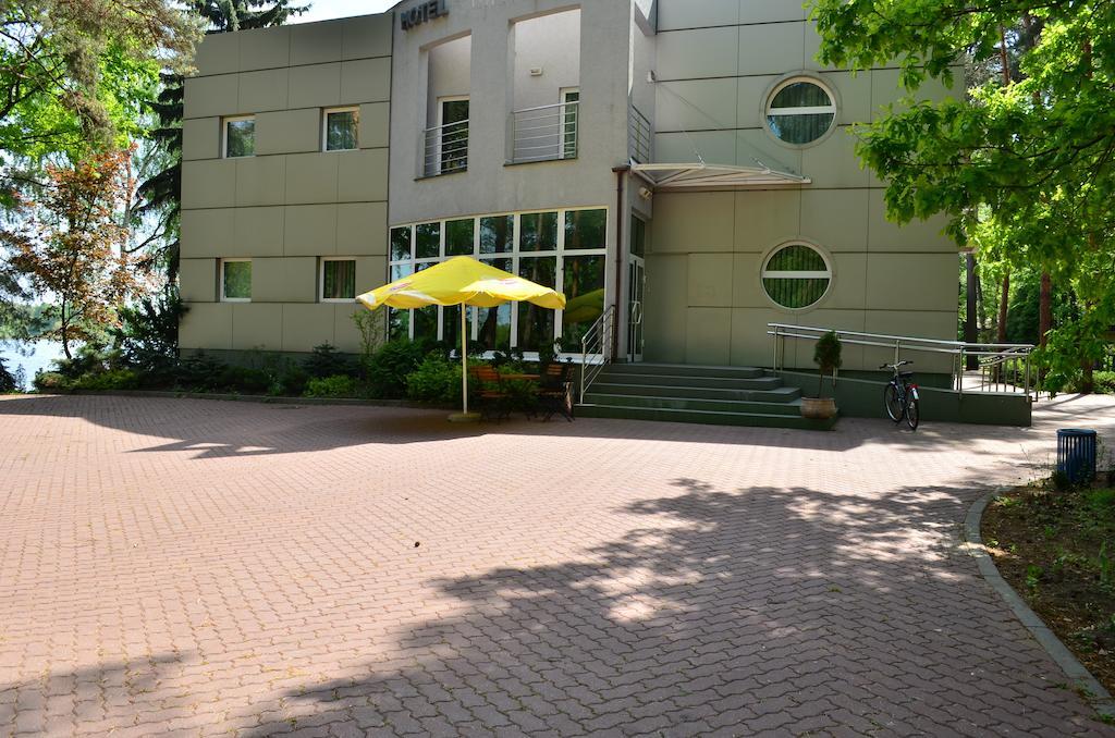 Hotel Mikorzyn Слесин Экстерьер фото